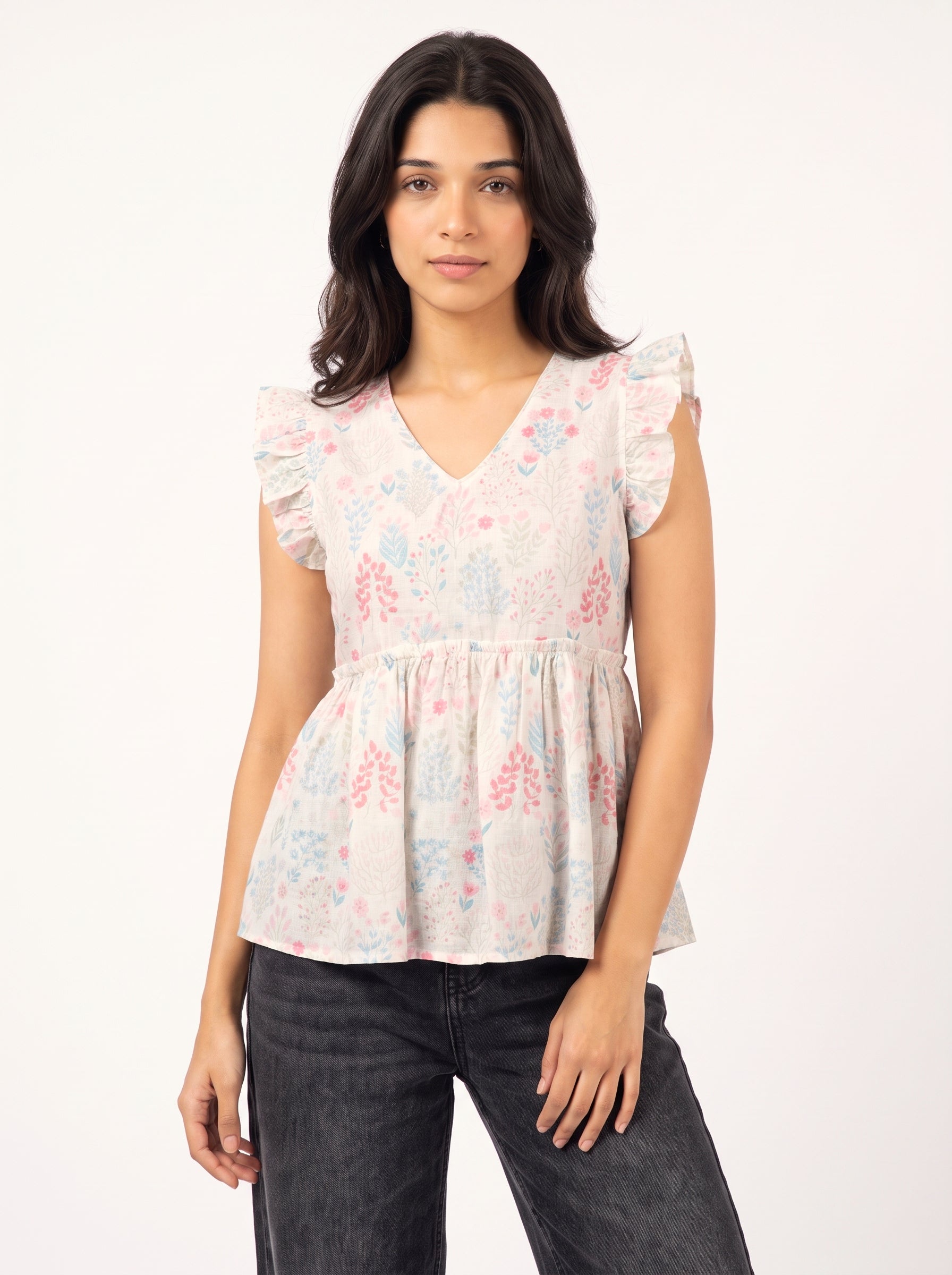 A fresh off-white top featuring elegant olive green leaf motifs for a soft and natural everyday look. 