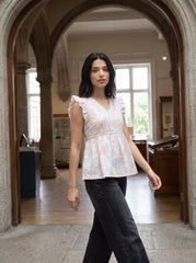 A fresh off-white top featuring elegant olive green leaf motifs for a soft and natural everyday look. 