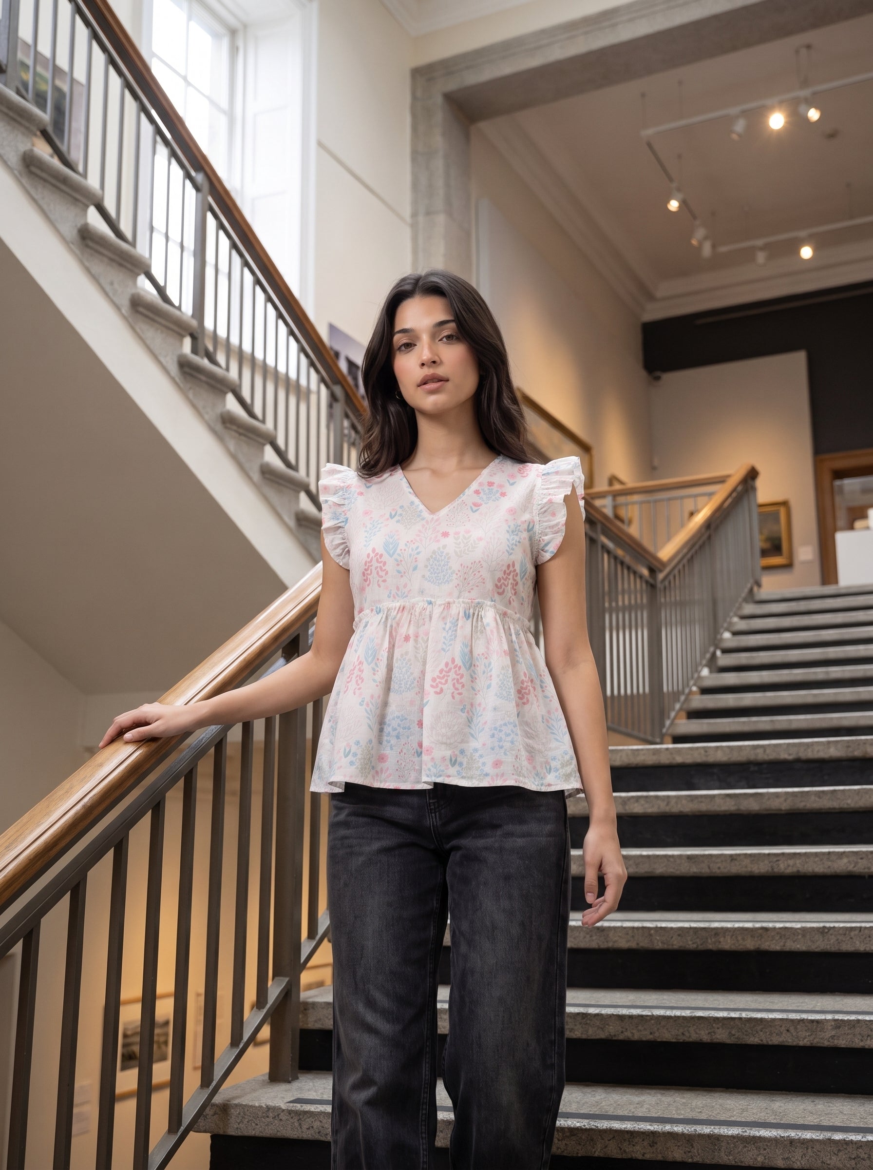 A fresh off-white top featuring elegant olive green leaf motifs for a soft and natural everyday look. 